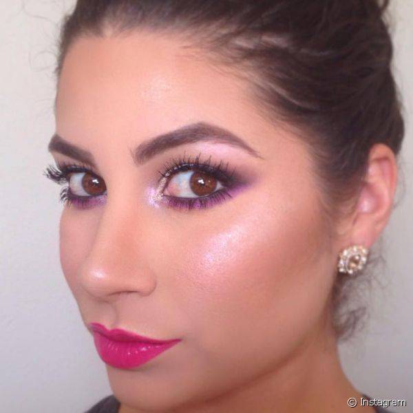 Batons vibrantes, como o pink, tamb?m ajudam a valorizar o colorido dos olhos (Foto: Instagram @rebeccadegannesmua)